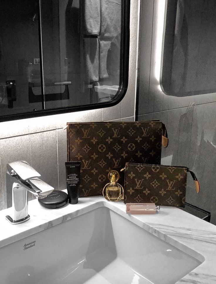 Toiletry Bags & Travel Pouches